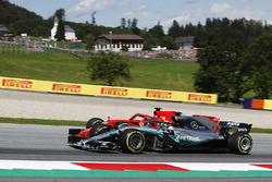 Sebastian Vettel, Ferrari SF71H, vecht met Lewis Hamilton, Mercedes AMG F1 W09