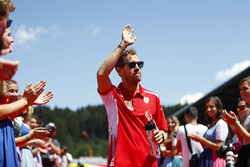 Sebastian Vettel, Ferrari, nella drivers parade