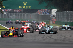 Max Verstappen, Red Bull Racing RB13, Lewis Hamilton, Mercedes-Benz F1 W08 y Sebastian Vettel, Ferra