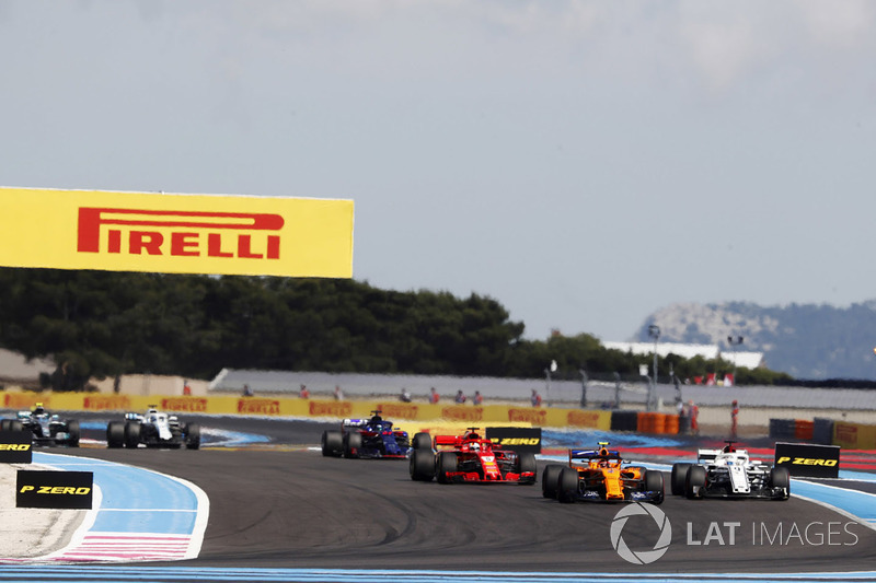 Stoffel Vandoorne, McLaren MCL33, por delante de Marcus Ericsson, Sauber C37, y Sebastian Vettel, Ferrari SF71H