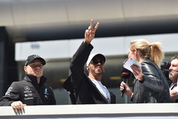 Valtteri Bottas, Mercedes-AMG F1 et Lewis Hamilton, Mercedes-AMG F1 lors de la parade des pilotes