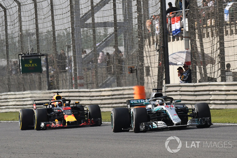 Lewis Hamilton, Mercedes-AMG F1 W09 EQ Power and Daniel Ricciardo, Red Bull Racing RB14