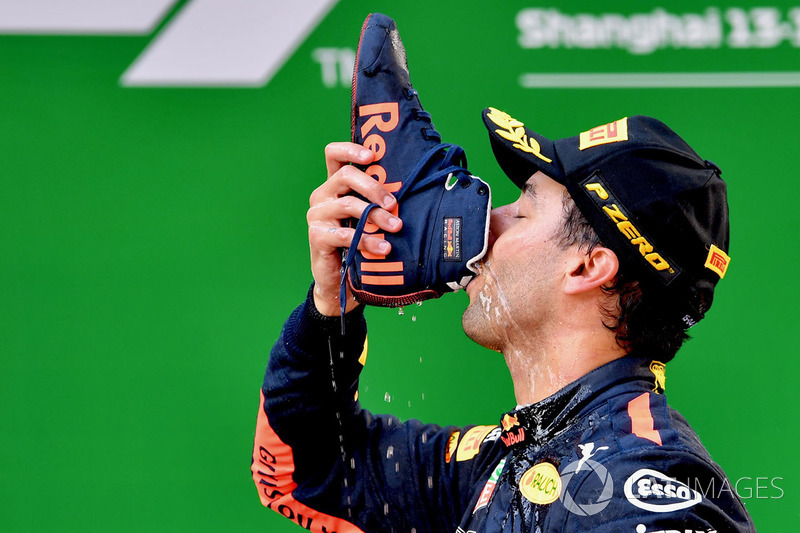 Le vainqueur Daniel Ricciardo, Red Bull Racing fête sa victoire sur le podium avec un shoey