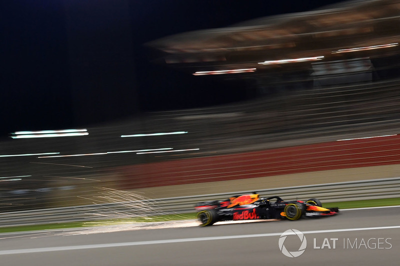 Daniel Ricciardo, Red Bull Racing RB14 lâche des étincelles