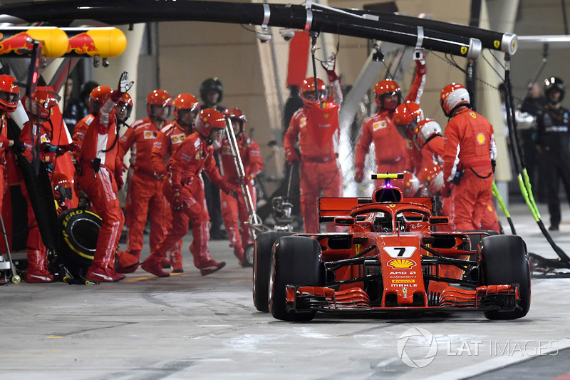 Пилот Ferrari SF71H Кими Райкконен сбивает механика во время пит-стопа