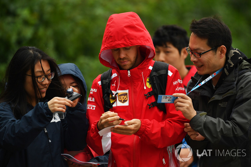 Sebastian Vettel, Ferrari, signe des autographes