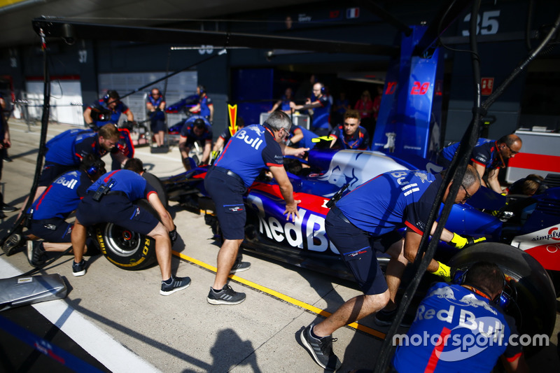 Entraînement d'arrêt aux stands avec la monoplace de Pierre Gasly Toro Rosso STR13