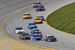 Aric Almirola, Stewart-Haas Racing, Ford Fusion Smithfield and Kyle Larson, Chip Ganassi Racing, Chevrolet Camaro Credit One Bank