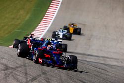 Daniil Kvyat, Scuderia Toro Rosso STR12, Romain Grosjean, Haas F1 Team VF-17