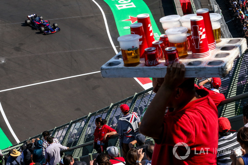 Brendon Hartley, Scuderia Toro Rosso STR12 e um vendedor de cerveja