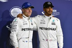 Pole sitter Valtteri Bottas, Mercedes AMG F1 and Lewis Hamilton, Mercedes AMG F1 celebrate