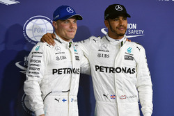 Pole sitter Valtteri Bottas, Mercedes AMG F1 and Lewis Hamilton, Mercedes AMG F1 celebrate