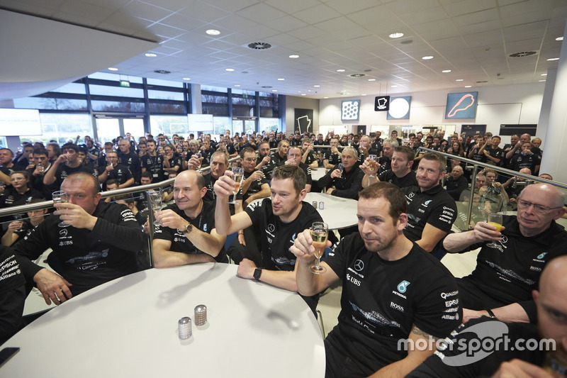 Des membres de l'équipe Mercedes AMG F1