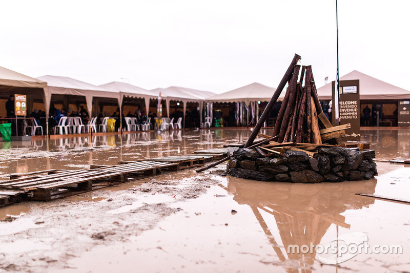 Hochwasser im Biwak in Oruro