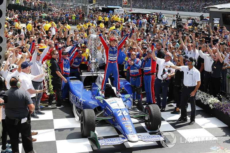 Takuma Sato, Andretti Autosport Honda celebrates in victory lane