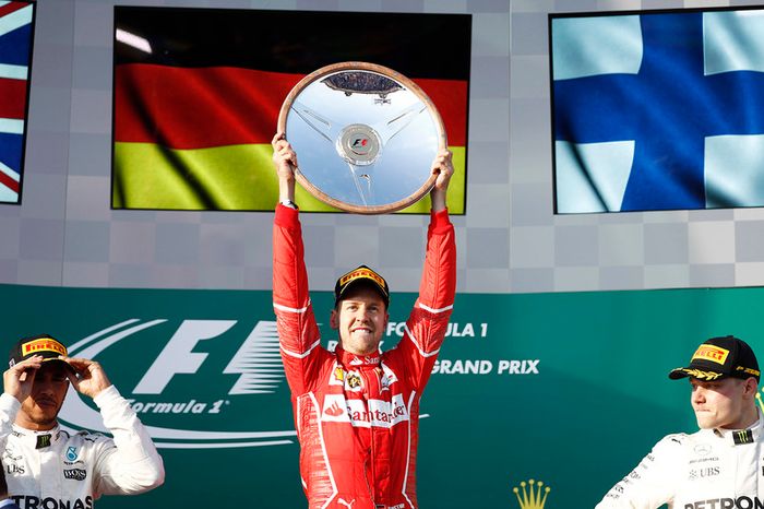 Podio: ganador de la carrera Sebastian Vettel, Ferrari, segundo lugar Lewis Hamilton, Mercedes AMG F1, tercer lugar Valtteri Bottas, Mercedes AMG F1
