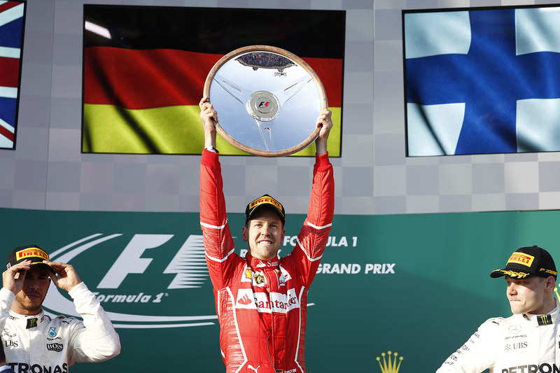 Podio: ganador de la carrera Sebastian Vettel, Ferrari, segundo lugar Lewis Hamilton, Mercedes AMG F1, tercer lugar Valtteri Bottas, Mercedes AMG F1