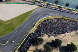 Felipe Massa, Williams FW40, precede Romain Grosjean, Haas F1 Team VF-17