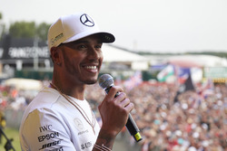 Льюис Хэмилтон с болельщиками, Mercedes AMG F1