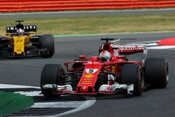 Sebastian Vettel, Ferrari SF70H, Nico Hulkenberg, Renault Sport F1 Team RS17