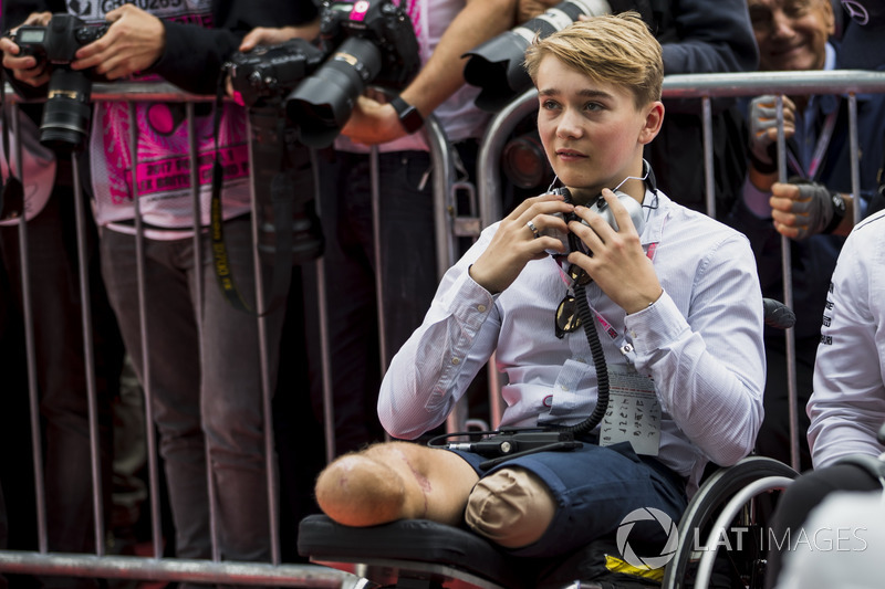 Billy Monger en el parque cerrado