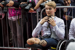 Billy Monger en el parque cerrado