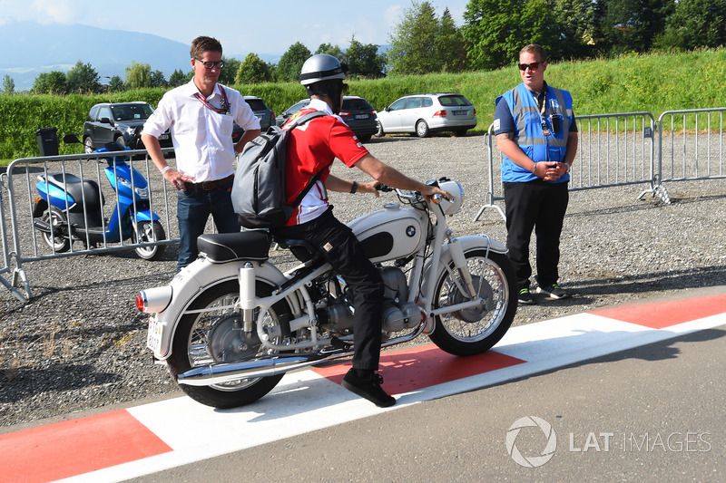 Sebastian Vettel, Ferrari llega al circuito en su moto vintage BMW.