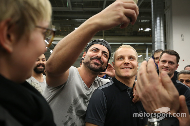 Valtteri Bottas, Mercedes AMG F1, mit Mercedes-Mitarbeitern