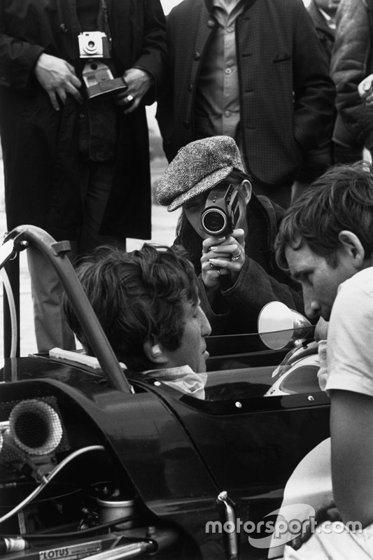 Nina Rindt filme son mari Jochen Rindt, Lotus 49B-Ford Cosworth, dans les stands