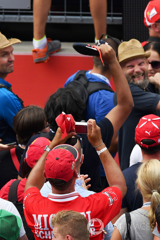 Fans catch the shoe of Daniel Ricciardo, Red Bull Racing