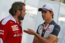Esteban Gutierrez, Haas F1 Team, mit Gino Rosato, Ferrari