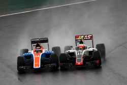 Pascal Wehrlein, Manor Racing MRT05, en Esteban Gutierrez, Haas F1 Team VF-16, in gevecht op Interla