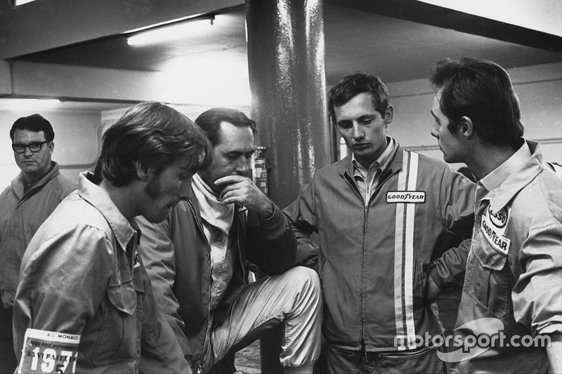 Jack Brabham, Brabham BT33 Ford, charla con un joven Ron Dennis en los pits