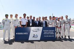 Photo de famille des pilotes LMP1 avec Mark Webber, Chase Carey, directeur exécutif du Formula One Group, Jean Todt, président de la FIA et Pierre Fillon, président de l'ACO