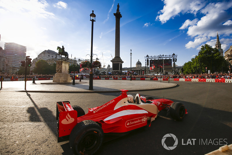 Jenson Button, McLaren, da un paseo a Naomi Campbell en un biplaza
