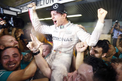 Ніко Росберг, Mercedes AMG F1 святкує здобутий титул Чемпіона світу разом із командою