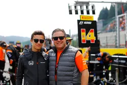 Zak Brown, Executive Director, McLaren Technology Group, met ontwikkelingsrijder Lando Norris