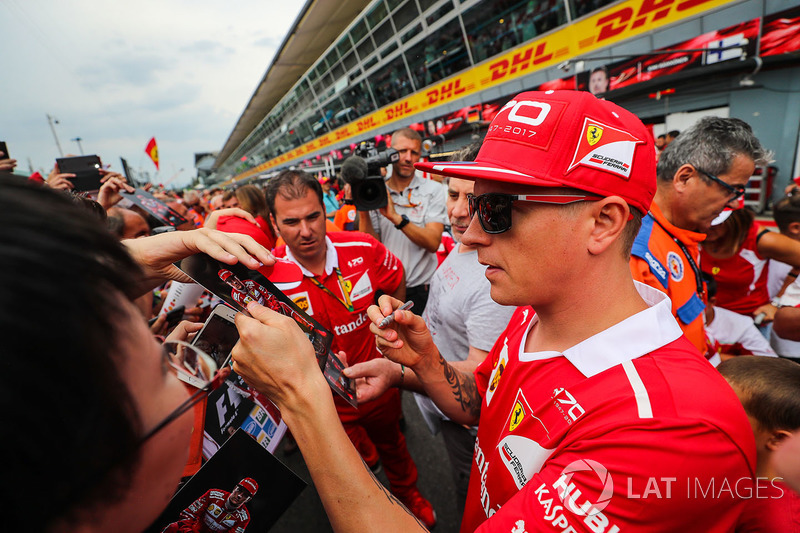 Kimi Raikkonen, Ferrari signs autographs for the fans