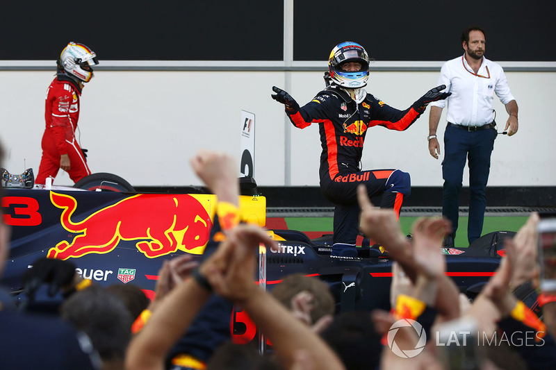 Daniel Ricciardo, Red Bull Racing, fête sa victoire dans le Parc Fermé devant Sebastian Vettel, Ferrari