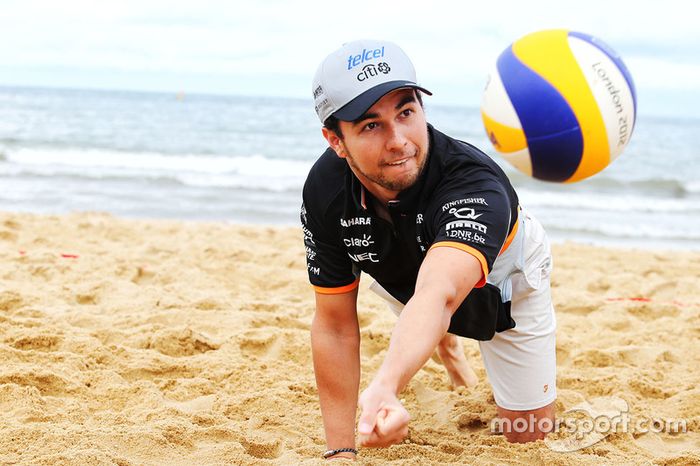 Sergio Perez, Sahara Force India F1 juega a voley en Brighton