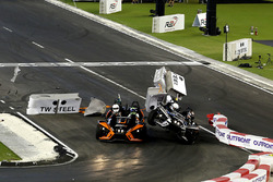 Choque de Pascal Wehrlein y Felipe Massa en el Polaris Slingshot SLR