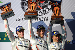 Les vainqueurs Timo Bernhard, Earl Bamber, Brendon Hartley, Porsche Team