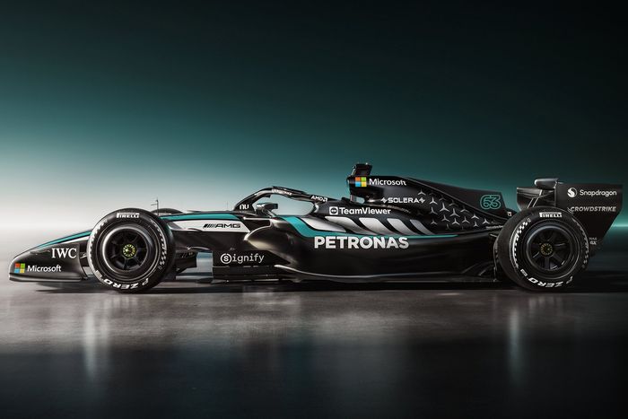 Mercedes W17 con los colores del equipo