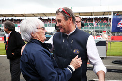 Bernie Ecclestone, con Nigel Mansell, Comisario FIA en la parrilla
