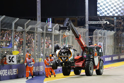 Маршал прибирає уламки Sahara Force India F1 VJM09 Ніко Хюлькенберга