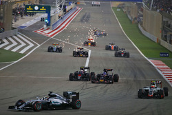 Lewis Hamilton, Mercedes AMG F1 Team W07, Esteban Gutierrez, Haas F1 Team VF-16, Max Verstappen, Scu