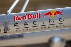 Logo de Red Bull Racing en el equipo de pits