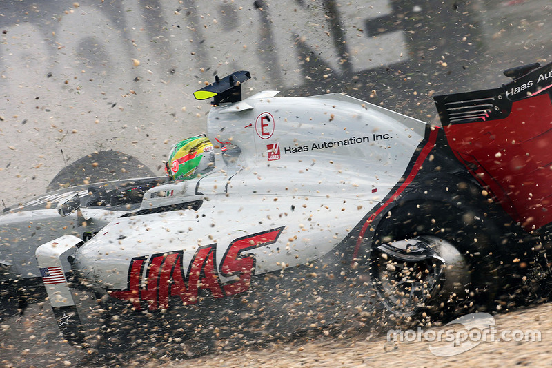 Esteban Gutierrez, Haas F1 Team VF-16 crashes out of the race