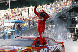 Race winner Kyle Busch, Joe Gibbs Racing Toyota