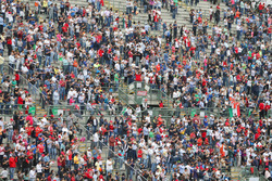 Fans auf der Tribüne